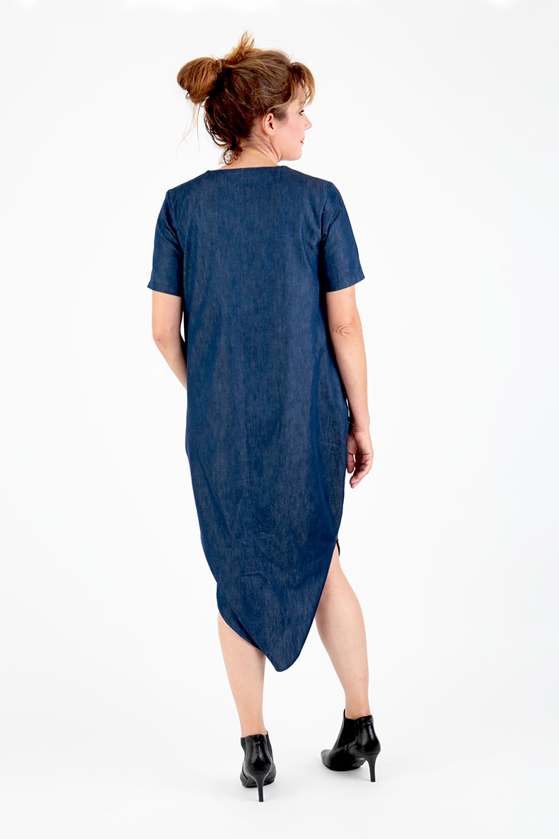 Sewing Pattern Cocoon Dress Trine - in leichtem Denim genäht, von hinten